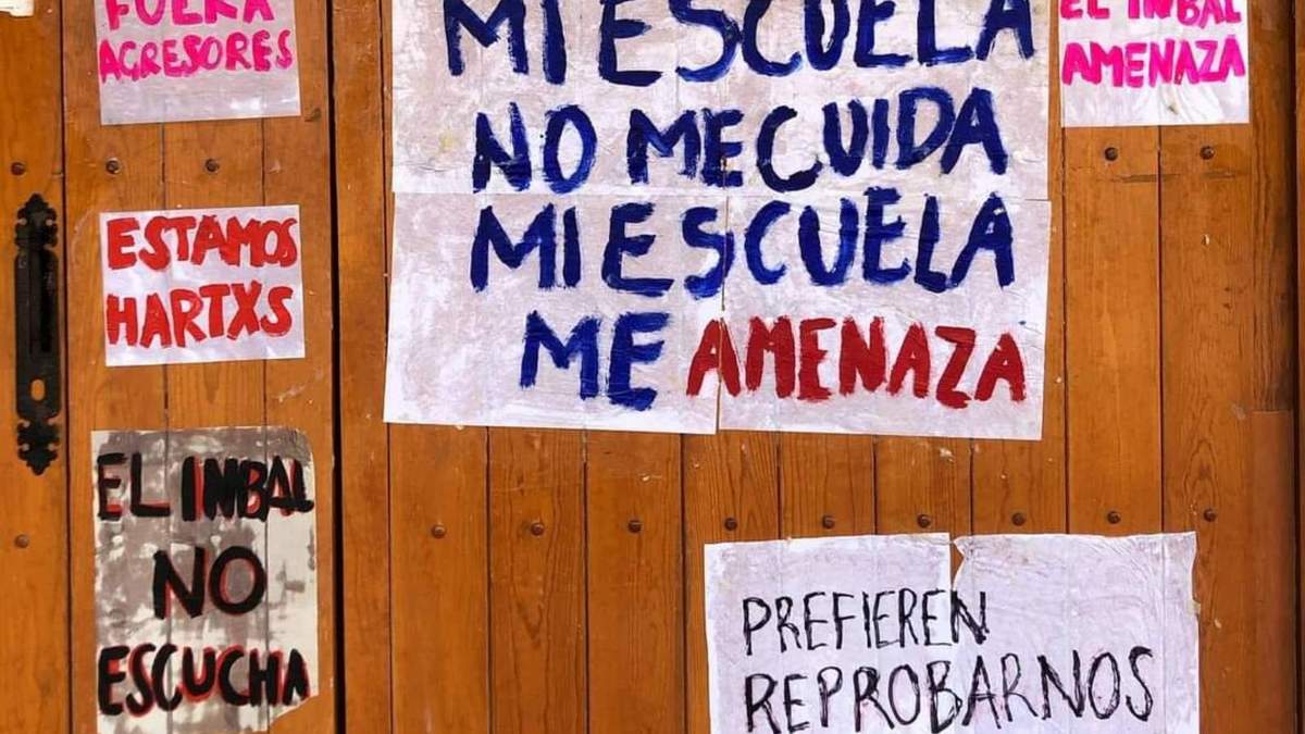 Las denuncias de alumnos en la puerta de la Academia
