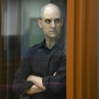 Rusia sentencia a reportero de EU por espionaje tras juicio visto como políticamente motivado