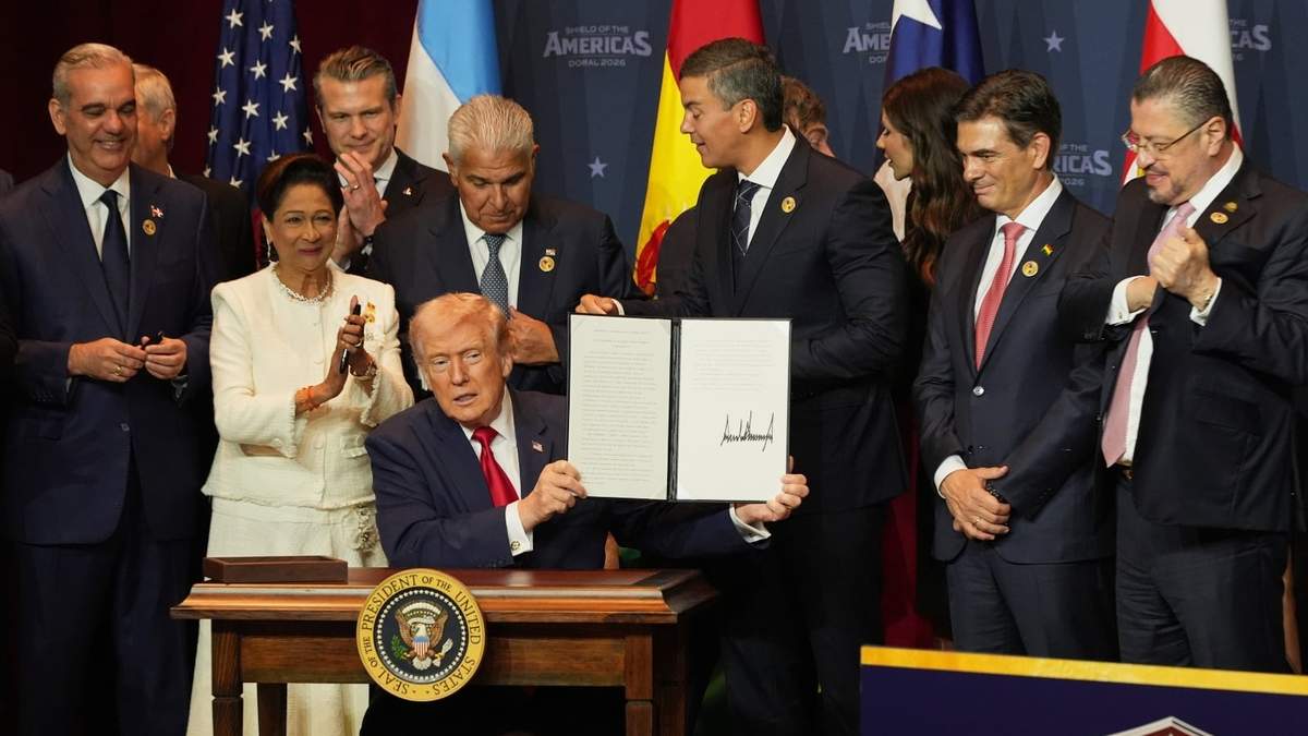 Donald Trump sostiene una proclamación recién firmada comprometiéndose a combatir la actividad criminal de los cárteles en la Cumbre del Escudo de las Américas