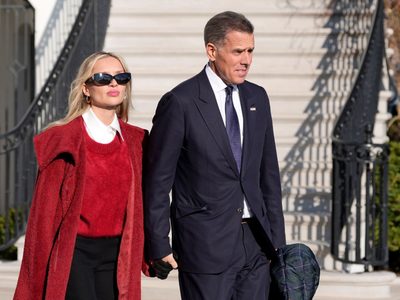 Trump suspende credenciales de exfuncionarios de inteligencia por carta sobre laptop de Hunter Biden