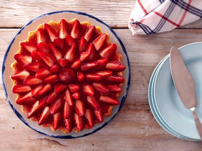 Aprovechá las frutillas de estación y hacete esta tarta con dulce de leche y chocolate que es una bomba