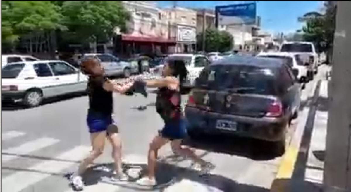 Pelea entre dos mujeres en Sarmiento y Laínez. Fuente: (Facebook)