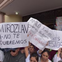 Militantes de Morena protestan durante gira de AMLO por Coahuila y Durango