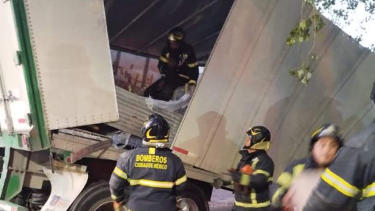 El tráiler que transportaba 20 toneladas de suero circulaba sobre Viaducto Miguel Alemán  y quedó atorado en el puente de Tlalpan