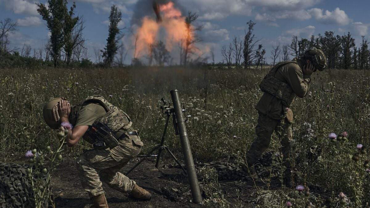 Soldados ucranianos disparan un mortero hacia las posiciones rusas en el frente, cerca de Bájmut, en la provincia de Donetsk