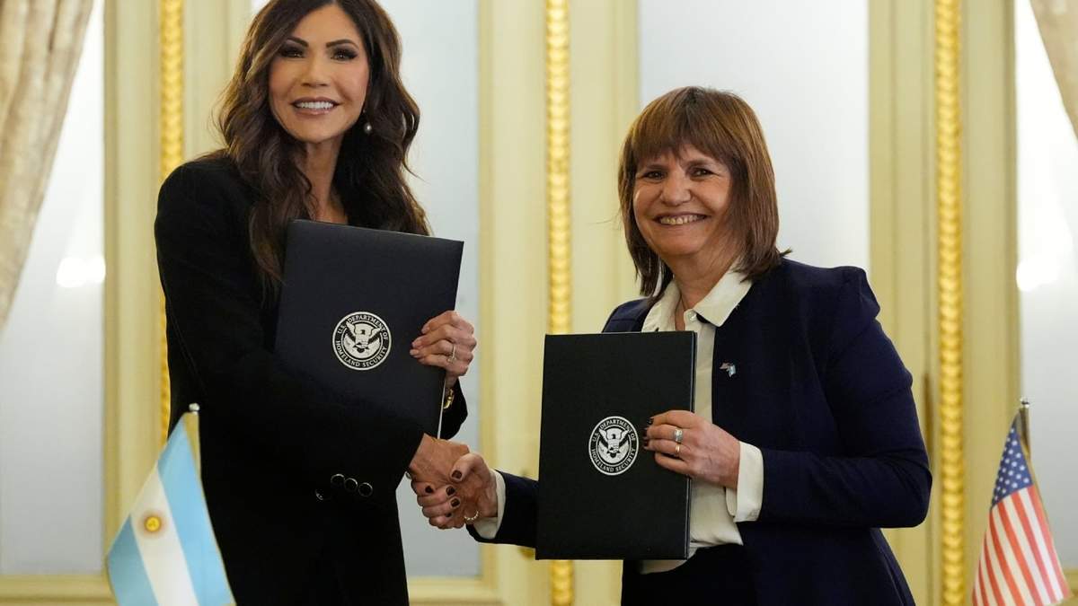 La secretaria de Seguridad Nacional de Estados Unidos, Kristi Noem, a la izquierda, y la ministra de Seguridad de Argentina, Patricia Bullrich, en Buenos Aires, Argentina