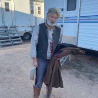 Alec Baldwin mata accidentalmente a una mujer durante la filmación de una película