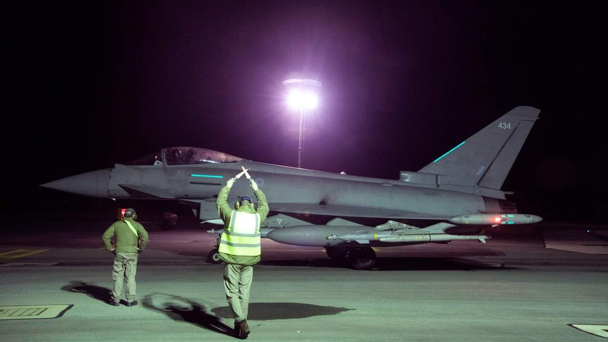 Un avión Typhoon FRG4 de la Real Fuerza Aérea británica se prepara para realizar más ataques contra objetivos militares hutíes en Yemen