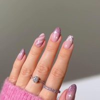 Nail Art: en pocos pasos, así podés hacer este diseño de estrellitas en tus uñas como toda una manicurista