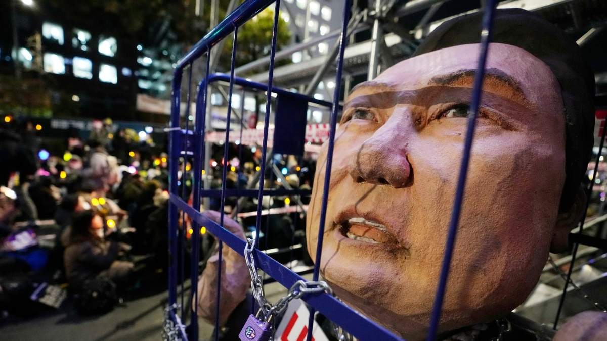 Una caricatura que representa al presidente surcoreano encarcelado Yoon Suk Yeol exhibido durante una manifestación para exigir su destitución