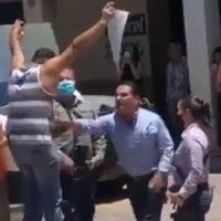 Aureoles agrede a manifestante en Aguililla y lo captan en video