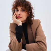 Julieta Díaz eligió un conjunto sastrero burgundy que redefine la elegancia power
