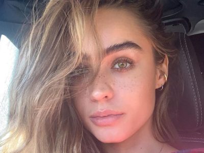 ¡Se pasó! Sommer Ray apareció muy exaltada en un recital ¿tomó de más?