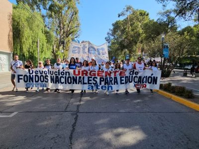 Docentes se movilizaron por las calles de Neuquén para rechazar el ajuste del gobierno nacional