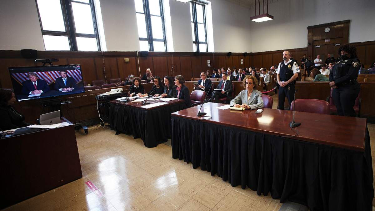Trump y su abogado, a la izquierda en la pantalla, durante la audiencia