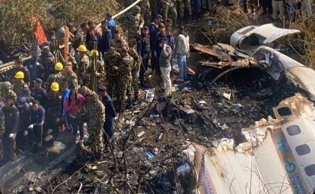 Equipo de rescate y personas en general se reúnen en torno al lugar donde se estrelló un avión ATR72 de Yeti Airlines en el que viajaban 72 personas en Pokhara, Nepal