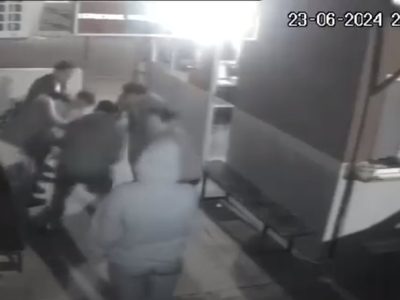 Con la maniobra de Heimlich, una policía y un bombero salvaron a dos menores