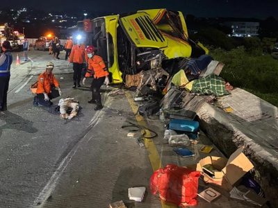 Accidente de autobús de pasajeros en Indonesia deja al menos 16 personas muertas