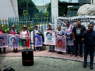 “Estos son los perpetradores”, acusan los padres de los 43 frente al Campo Militar 1