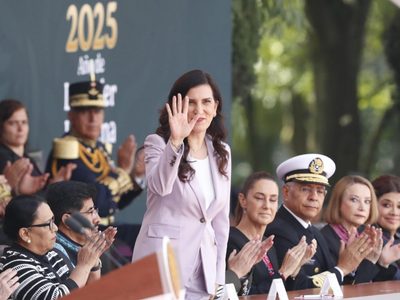 Hugo Aguilar evita aplaudir a Kenia López y luego le expresa “respeto” en redes (Video)