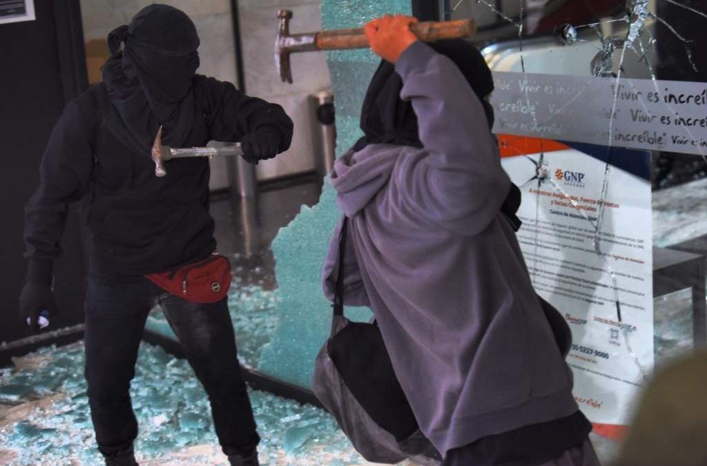 Destrozos causados por encapuchados