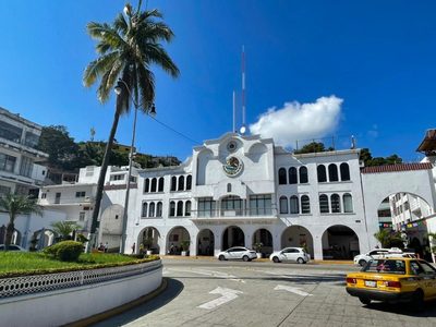 Una pareja hizo compras por casi 3 mdp y las pagó la alcaldía de Manzanillo