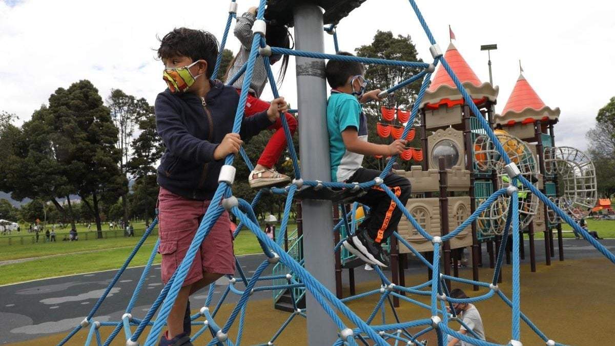 Niños en parques al aire libre. Fuente: (Twitter)