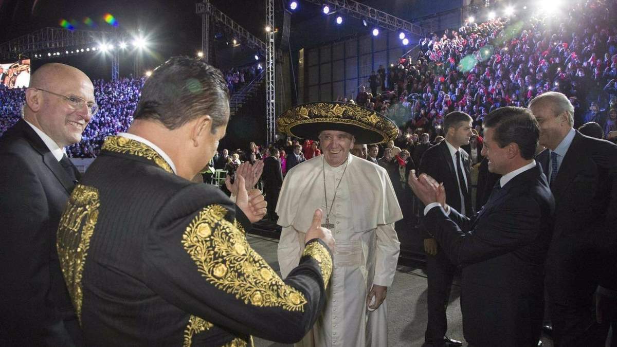 El expresidente publicó fotos de la visita del Papa en 2016