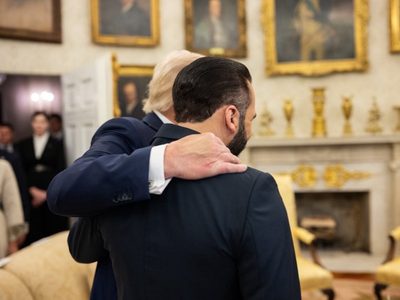 Trump defiende ante Bukele la deportación de ciudadanos de EU a prisiones de El Salvador