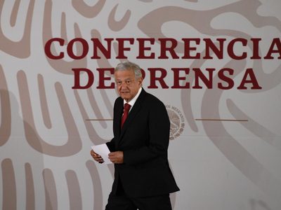 AMLO baja de su camioneta y habla con maestros cesados en Querétaro