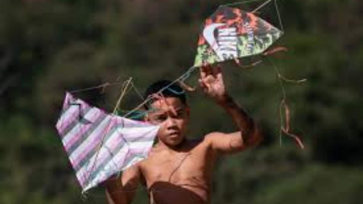 Niño con cometa en el festival de Turano, en Río de Janeiro