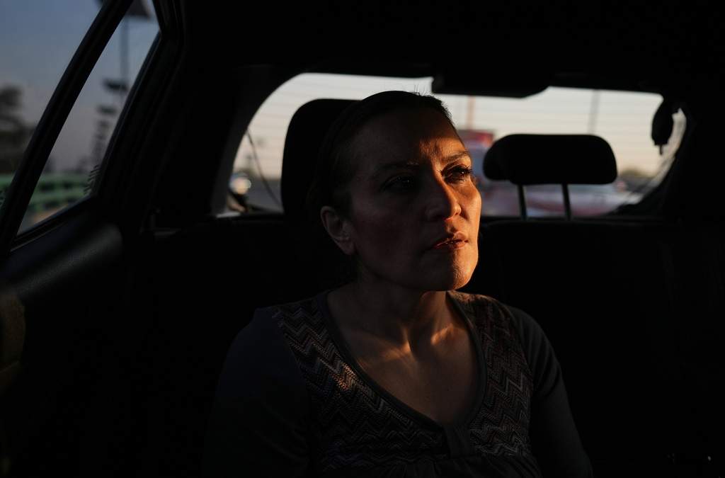 Ninfa Fuentes aborda el asiento trasero de un taxi organizado por AmorrAs, un colectivo feminista de transporte que ofrece viajes a mujeres que prefieren alternativas al transporte público por preocupaciones de seguridad, en Ciudad de México, el jueves 6 de noviembre de 2025