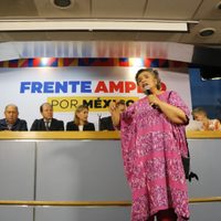 "Me encanta que Xóchitl Gálvez se vista como yo", dice Beatriz Paredes al registrarse en el Frente