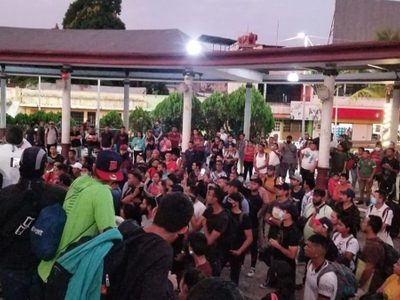 Nueva caravana migrante sale de Tapachula en autobuses pagados por el INM