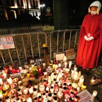Convocan a protestar en Polonia después de la muerte de una mujer a la que se le negó un aborto