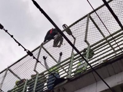 Evitan presunto suicidio desde puente peatonal de Tlalpan (Video)