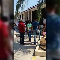 Apedrean la presidencia y golpean al alcalde de Buenavista, Michoacán (Video)