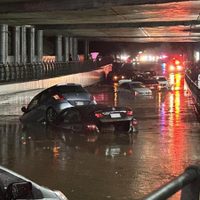 Tromba provoca inundaciones en bajo puentes de Periférico Norte, en Naucalpan (Videos)