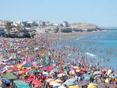 ¡La playa que te casa!: Mirá lo que pasó en Las Grutas