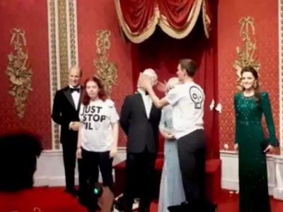 Activistas climáticos lanzan un pastel a la figura de cera del rey Carlos III en Londres