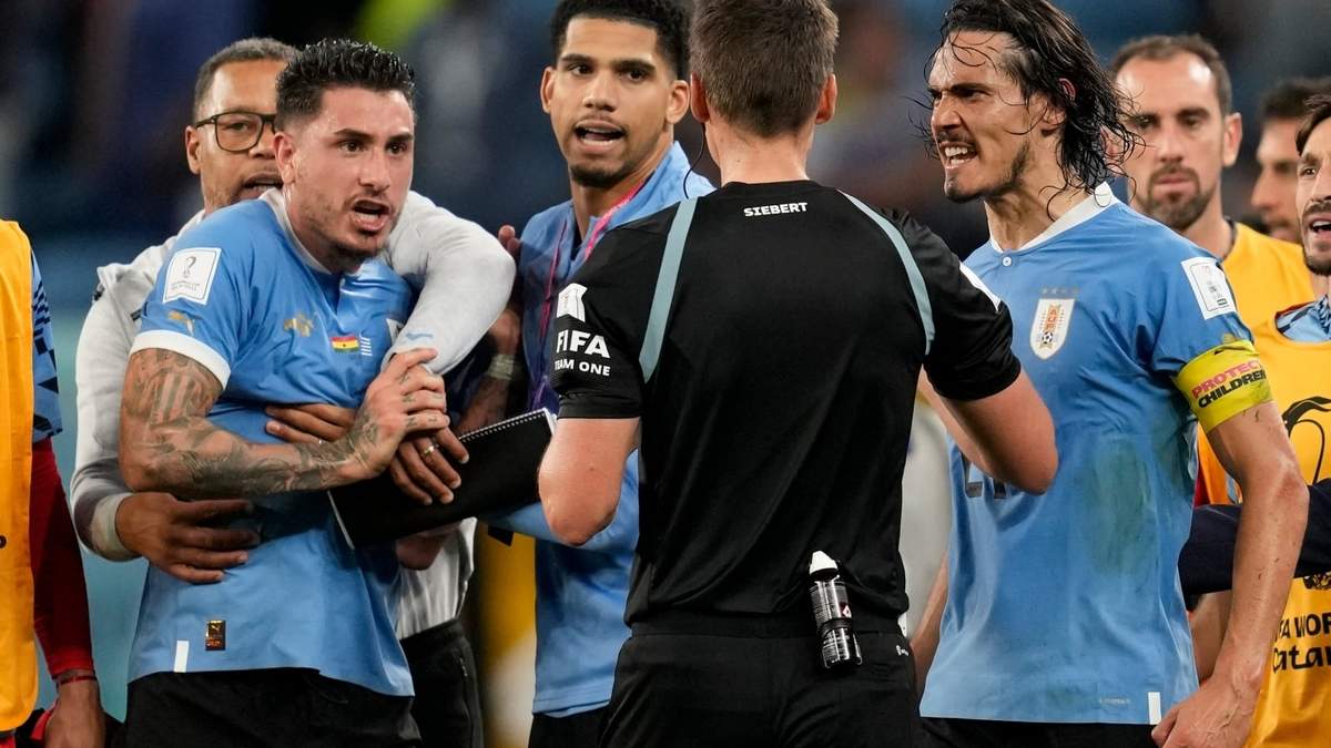 Jugadores de Uruguay confrontan al árbitro Daniel Siebert tras su partido ante Ghana