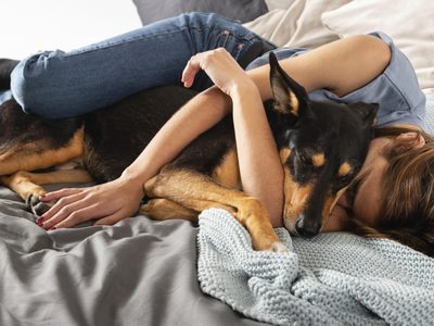 Cómo dormir con mascotas puede ayudarte a combatir el insomnio