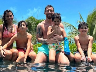 Postal navideña y a la moda: así de grandes están los hijos de Lionel Messi y Antonella Rocuzzo