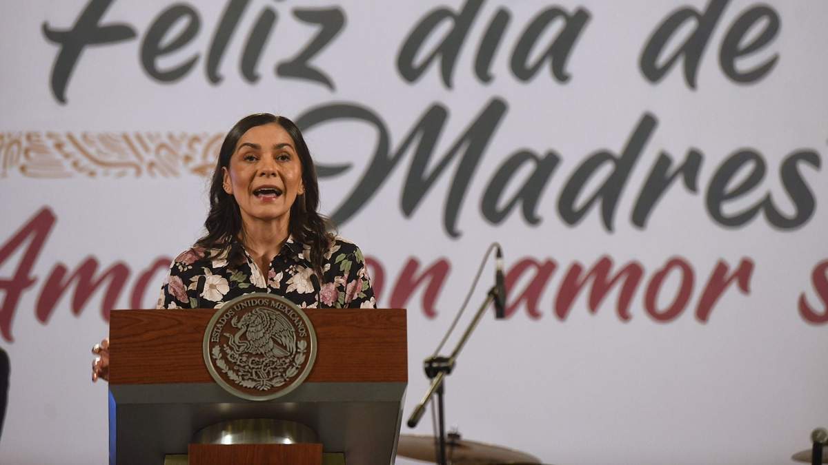 La presentadora