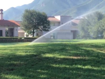 Riegan todos los días un campo de golf pese a la escasez de agua en Nuevo León
