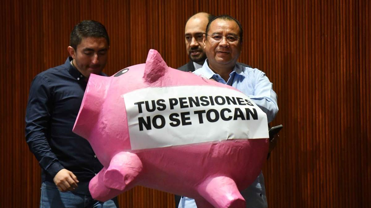 Protesta en la Cámara de Diputados por la reforma al sistema de pensiones