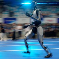 Robots humaoides bailan hip-hop y hacen artes marciales en feria tecnológica