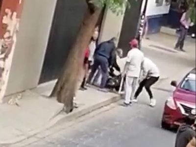 Captan a un grupo de hombres que somete a presunto ladrón en Oaxaca