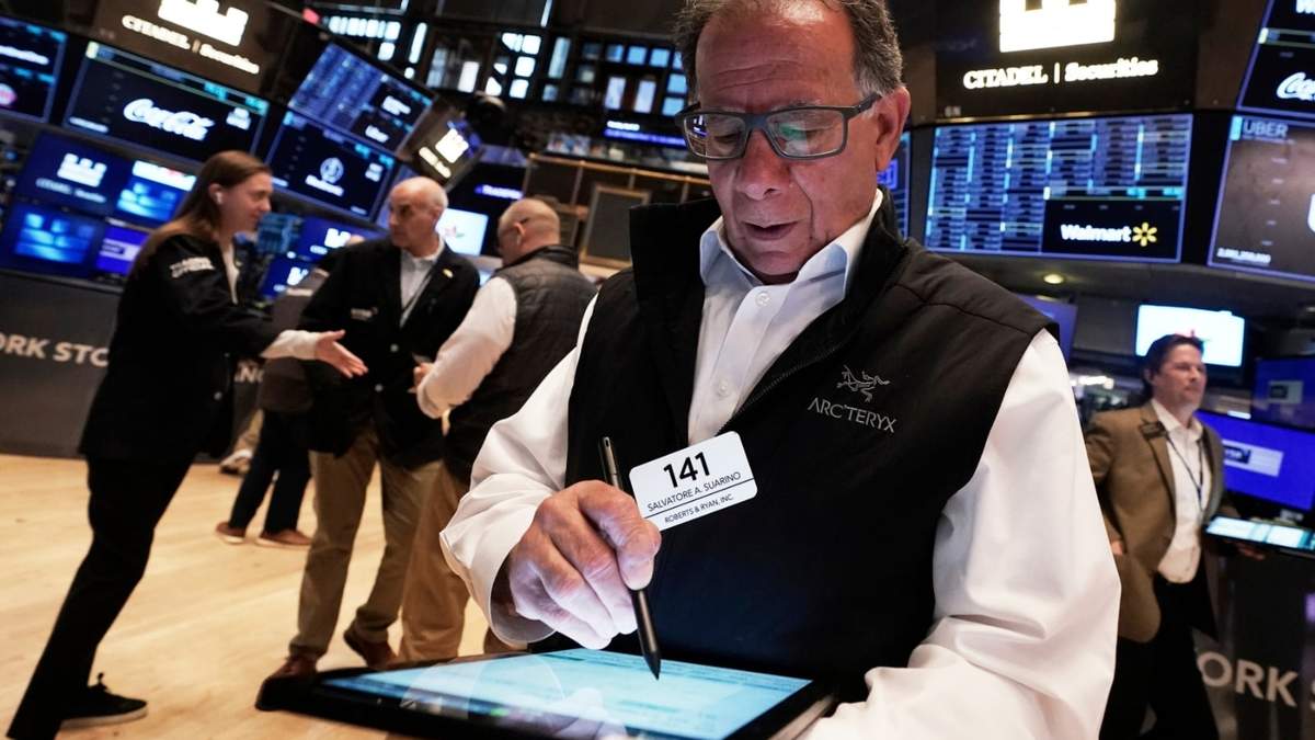 El operador bursátil Sal Suarino trabaja en el piso de la Bolsa de Valores de Nueva York, el lunes 21 de abril de 2025
