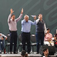AMLO sale en defensa de Omar Fayad ante abucheos de sus seguidores (Video)